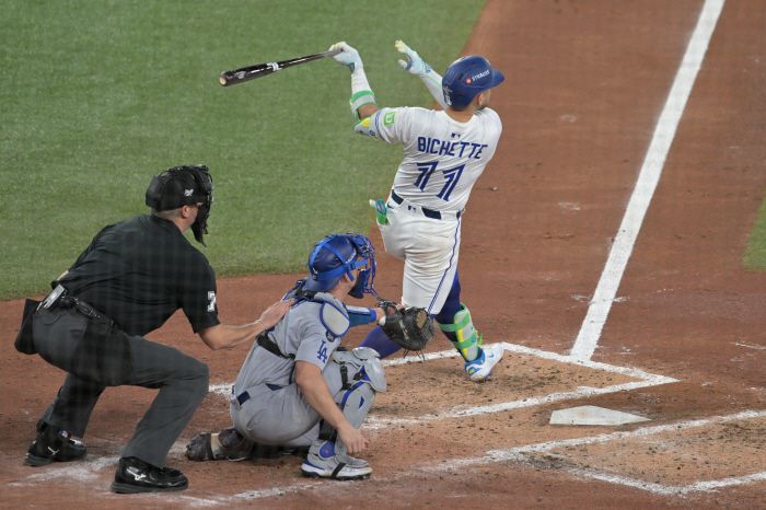 epa12498314 Toronto Blue Jays Bo Bichette (R) follows through with a three run home run off Los Angeles Dodgers two-way player Shohei Ohtani as Los Angeles Dodgers catcher Will Smith (C) and home plate umpire Jordan Bakker (L) look on during the third inning of the MLB World Series game seven between the Los Angeles Dodgers and the Toronto Blue Jays in Toronto, Canada, 01 November 2025.  EPA/EDUARDO LIMA        <저작권자(c) 연합뉴스, 무단 전재-재배포, AI 학습 및 활용 금지>
