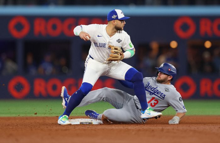 TORONTO, ONTARIO - NOVEMBER 01: Bo Bichette #11 of the Toronto Blue Jays forces Max Muncy #13 of the Los Angeles Dodgers out during the sixth inning in game seven of the 2025 World Series at Rogers Center on November 01, 2025 in Toronto, Ontario.   Gregory Shamus/Getty Images/AFP (Photo by Gregory Shamus / GETTY IMAGES NORTH AMERICA / Getty Images via AFP)        <저작권자(c) 연합뉴스, 무단 전재-재배포, AI 학습 및 활용 금지>