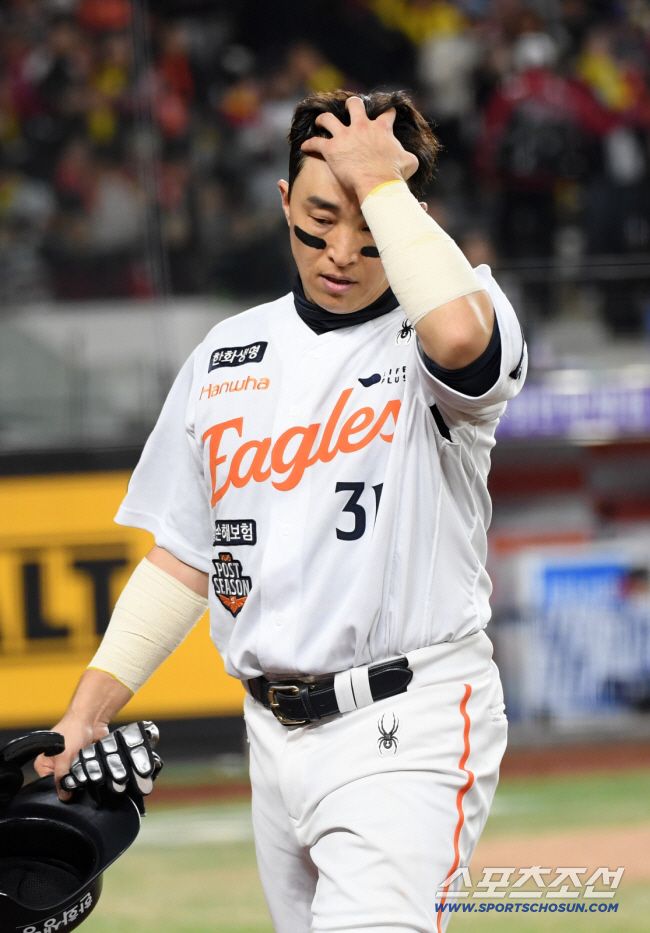 31일 대전 한화생명볼파크에서 열린 한국시리즈 5차전 한화 이글스와 LG 트윈스의 경기. 한화 손아섭이 숨을 고르고 있다. 대전=박재만 기자 pjm@sportschosun.com/2025.10.31/