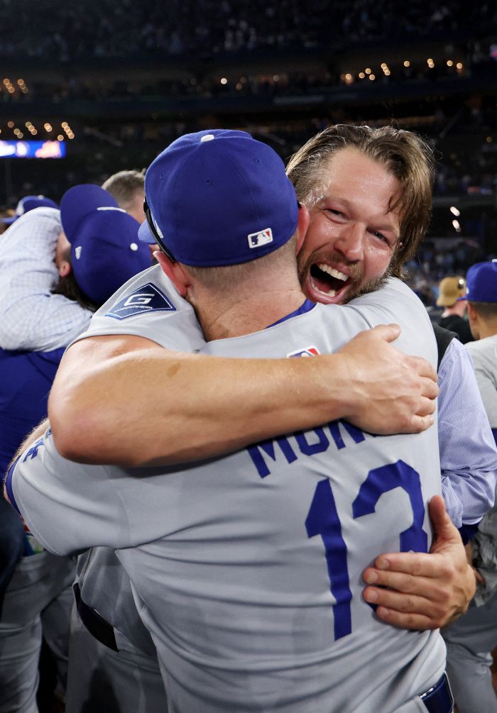TORONTO, ONTARIO - NOVEMBER 02: Clayton Kershaw #22 of the Los Angeles Dodgers celebrates with Max Muncy #13 after defeating the Toronto Blue Jays 5-4 in game seven of the 2025 World Series at Rogers Center on November 02, 2025 in Toronto, Ontario.   Emilee Chinn/Getty Images/AFP (Photo by Emilee Chinn / GETTY IMAGES NORTH AMERICA / Getty Images via AFP)        <저작권자(c) 연합뉴스, 무단 전재-재배포, AI 학습 및 활용 금지>