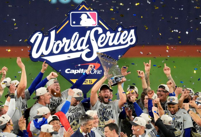 Nov 1, 2025; Toronto, Ontario, CAN; Los Angeles Dodgers pitcher Clayton Kershaw (22) celebrates with the Commissioner's Trophy after defeating the Toronto Blue Jays in game seven of the 2025 MLB World Series at Rogers Centre. Mandatory Credit: Kevin Sousa-Imagn Images     TPX IMAGES OF THE DAY        <저작권자(c) 연합뉴스, 무단 전재-재배포, AI 학습 및 활용 금지>