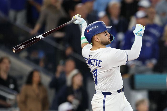 TORONTO, ONTARIO - NOVEMBER 01: Bo Bichette #11 of the Toronto Blue Jays hits a three-run home run against Shohei Ohtani #17 of the Los Angeles Dodgers during the third inning in game seven of the 2025 World Series at Rogers Center on November 01, 2025 in Toronto, Ontario.   Emilee Chinn/Getty Images/AFP (Photo by Emilee Chinn / GETTY IMAGES NORTH AMERICA / Getty Images via AFP)        <저작권자(c) 연합뉴스, 무단 전재-재배포, AI 학습 및 활용 금지>