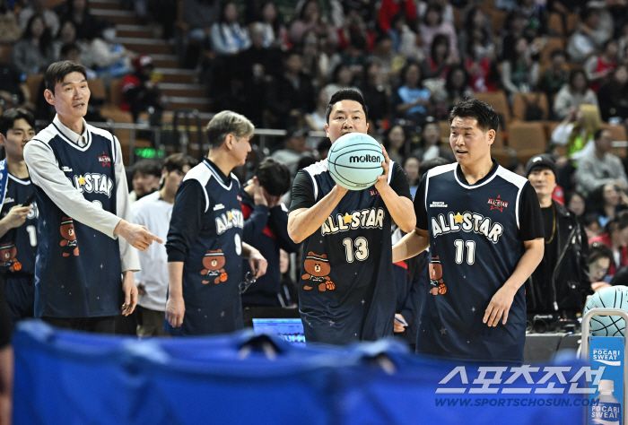 18일 잠실실내체육관에서 열린 프로농구 올스타전. 3점슛 콘테스트 참가한 전희철 감독. 잠실=송정헌 기자songs@sportschosun.com/2026.01.18/