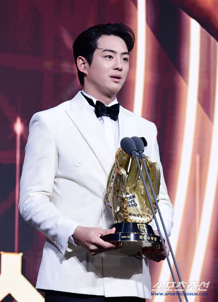 9일 서울 롯데호텔월드에서 KBO 골든글러브 시상식이 열렸다. 외야수 부문 골든글러브를 수상한 삼성 구자욱. 잠실=송정헌 기자songs@sportschosun.com/2025.12.09/
