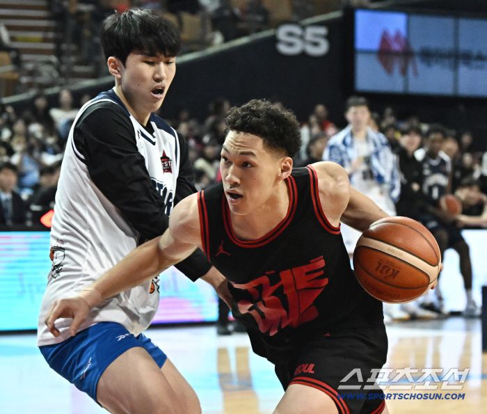 18일 잠실실내체육관에서 열린 프로농구 올스타전. 1대1 콘테스트 결승전 대결을 펼치고 있는 다니엘과 정성조. 잠실=송정헌 기자songs@sportschosun.com/2026.01.18/