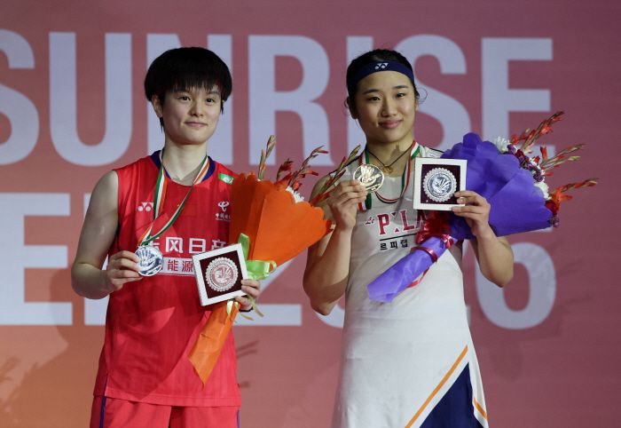 Badminton - India Open 2026 - Indira Gandhi Indoor Stadium, New Delhi, India - January 18, 2026 Women's singles winner South Korea's An Se Young celebrates on the podium alongside runner-up China's Wang Zhi Yi REUTERS/Bhawika Chhabra <저작권자(c) 연합뉴스, 무단 전재-재배포, AI 학습 및 활용 금지>