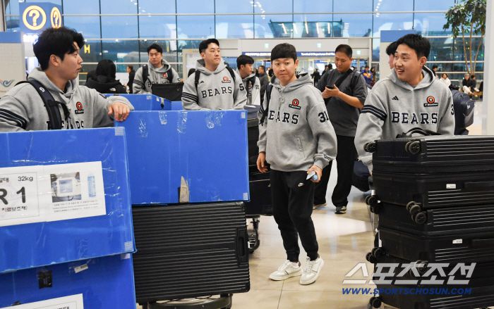 두산 베어스 선수단이 18일 인천국제공항을 통해 스프링캠프가 열리는 호주로 출국했다. 김명신, 이영하, 양석환, 정수빈, 김인태가 출국장으로 향하고 있다. 인천공항=박재만 기자 pjm@sportschosun.com/2026.01.18/