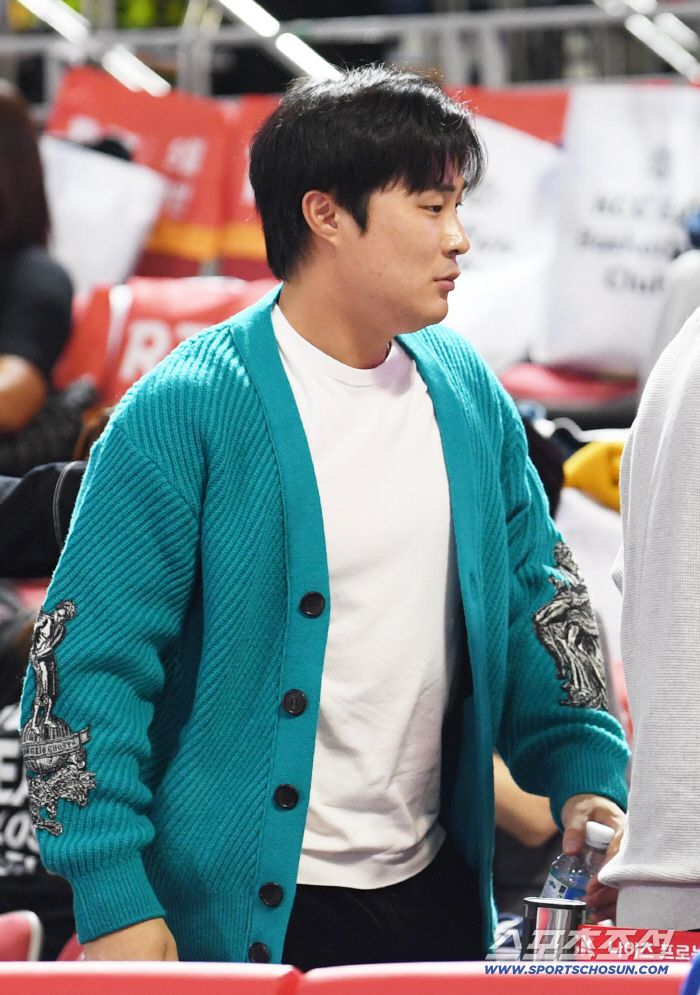 4일 잠실학생체육관에서 열린 프로농구 서울 SK와 부산 KCC의 경기. 메이저리그 애틀랜타 브레이브스 김하성이 경기장을 나서고 있다. 잠실=박재만 기자 pjm@sportschosun.com