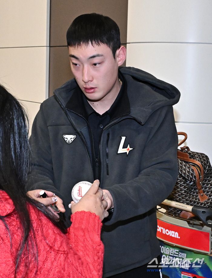 19일 오전 SSG 랜더스 선수들이 인천공항 제2터미널을 통해 1차 캠프지 미국 플로리다로 출국했다. 팬들에게 사인을 해주고 있는 최지훈. 인천공항=송정헌 기자songs@sportschosun.com/2026.01.19/