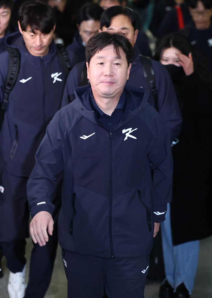 류지현 한국 야구대표팀 감독이 9일 인천국제공항 1터미널에서 월드베이스볼클래식(WBC) 1차 캠프지인 사이판으로 출국하고 있다. 연합뉴스
