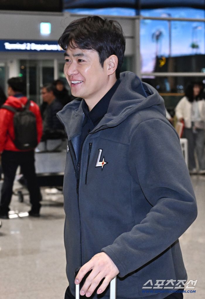 19일 오전 SSG 랜더스 선수들이 인천공항 제2터미널을 통해 1차 캠프지 미국 플로리다로 출국했다. 출국을 준비하고 있는 김재환. 인천공항=송정헌 기자songs@sportschosun.com/2026.01.19/