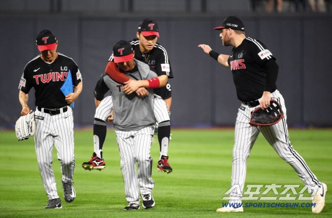 12일 수원KT위즈파크에서 열린 KBO리그 KT 위즈와 LG 트윈스의 경기. 8회말 2사 1,2루 KT 오윤석 타구를 잡기 위해 몸을 던졌던 LG 중견수 박해민이 부상을 당한 뒤 교체되고 있다. 수원=박재만 기자 pjm@sportschosun.com/2025.08.12/
