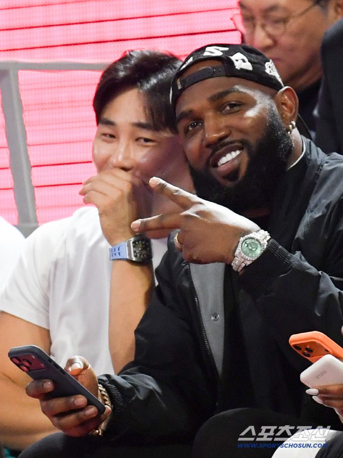 4일 잠실학생체육관에서 열린 프로농구 서울 SK와 부산 KCC의 경기. 메이저리그 애틀랜타 브레이브스 김하성이 팀 동료 마르셀 오즈나와 농구를 즐기고 있다. 잠실=박재만 기자 pjm@sportschosun.com/2025.11.04/