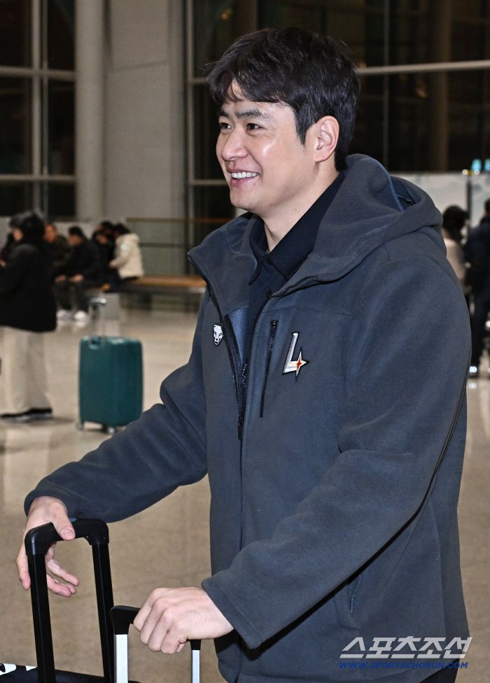 19일 오전 SSG 랜더스 선수들이 인천공항 제2터미널을 통해 1차 캠프지 미국 플로리다로 출국했다. 출국을 준비하고 있는 김재환. 인천공항=송정헌 기자songs@sportschosun.com/2026.01.19/