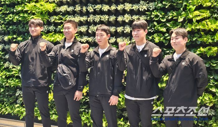 파이팅을 외치는 KT 선발대 선수들. 신인과 군복귀 선수들로 구성됐다. 박지훈 고준혁 이강민 김정운 류현인(왼쪽부터).김영록 기자