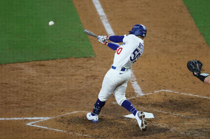 LA 다저스 무키 베츠는 2020년 이적 첫 시즌부터 맹활약을 이어갔지만, 최근 2년 동안에는 하락세가 뚜렷해졌다. Imagn Images연합뉴스