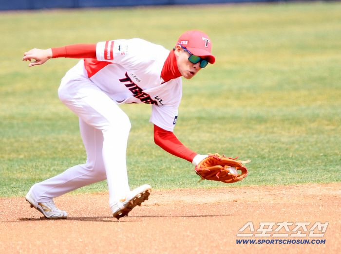 키움 히어로즈와 KIA 타이거즈의 2021 KBO리그 경기가 28일 광주 KIA챔피언스필드에서 열렸다.1KIA 유격수 박찬호가 1회초 무사 2루, 키움 프레이타스의 땅볼타구를 처리하고 있다. 광주=허상욱 기자 wook@sportschosun.com/2021.03.28/