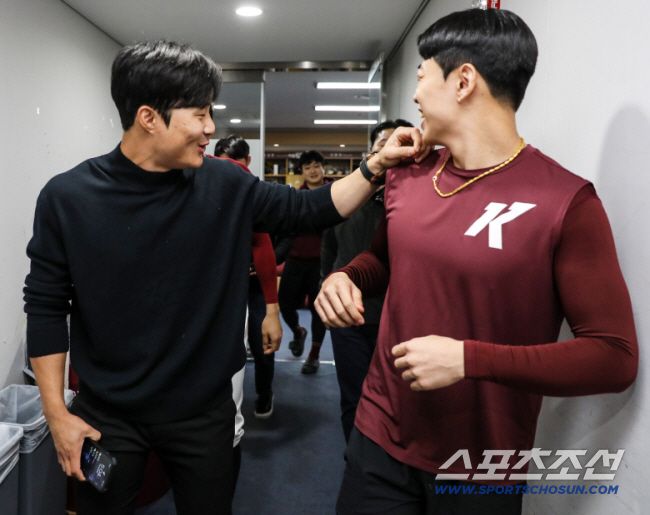 2022 KBO리그 한국시리즈 2차전 키움 히어로즈와 SSG 랜더스의 경기가 4일 서울 고척스카이돔에서 열린다. 경기장을 찾은 김하성이 키움 송성문과 인사를 나누고 있다. 고척=박재만 기자 pjm@sportschosun.com/2022.11.04/