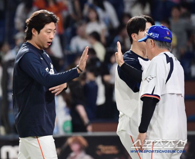 15일 창원NC파크에서 열린 NC와 한화의 경기. 한화가 NC에 승리하며 5연승을 질주했다. 경기 종류 후 김범수와 하이파이브를 나누고 있는 김경문 감독. 창원=송정헌 기자songs@sportschosun.com/2025.08.15