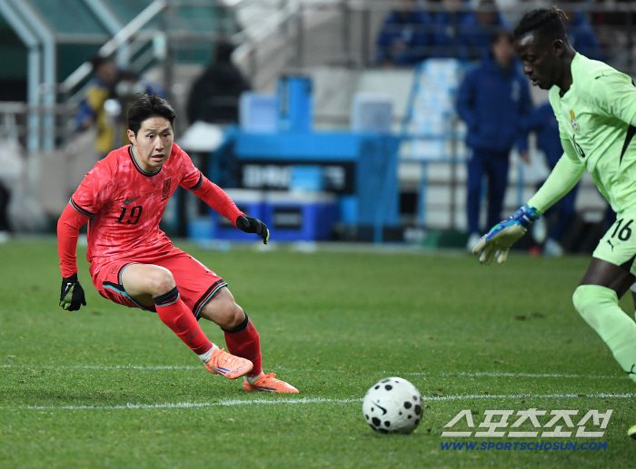 18일 서울월드컵경기장에서 열린 한국과 가나의 축구대표팀 평가전.   이강인이 가나 골키퍼를 향해 달려들고 있다. 상암=정재근 기자 cjg@sportschosun.com/2025.11.18/