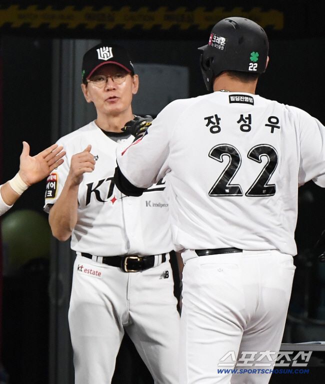 이강철 감독의 축하를 받는 장성우. 스포츠조선DB