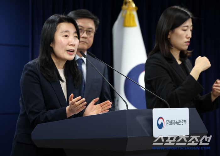 이선영 문체부 체육국장이 지난 13일 문체부 소속·공공기관 업무보고 브리핑에서 학교체육 활성화 정책에 대해 설명하고 있다. 사진제공=문화체육관광부 허만진 주무관