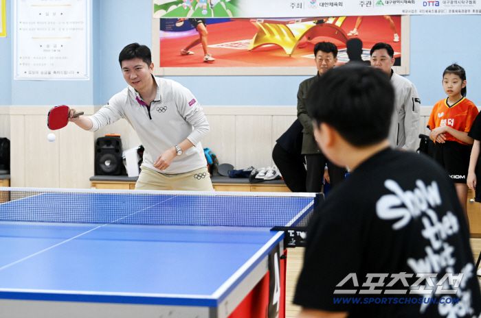 2025 청소년스포츠한마당 탁구대회가 15일 대구 성서 미광스포렉스에서 열렸다. 유승민 대한체육회장이 대실초 탁구 꿈나무 박수하 학생과 맞대결을 펼치고 있다. 대구=허상욱 기자wook@sportschosun.com