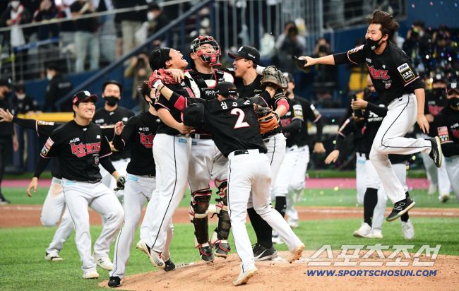 2021년 KT의 한국시리즈 우승 세리머니. 그 중심에 장성우가 있다. 스포츠조선DB