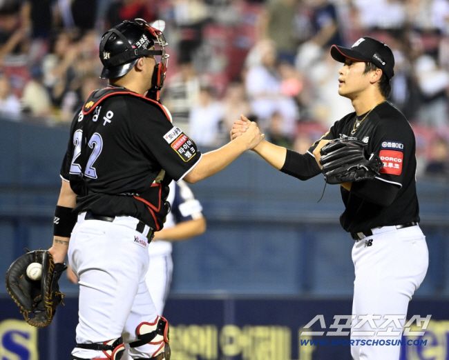 장성우의 든든한 존재감은 박영현이 빠르게 리그를 대표하는 마무리로 자리잡은 원동력이다. 스포츠조선DB