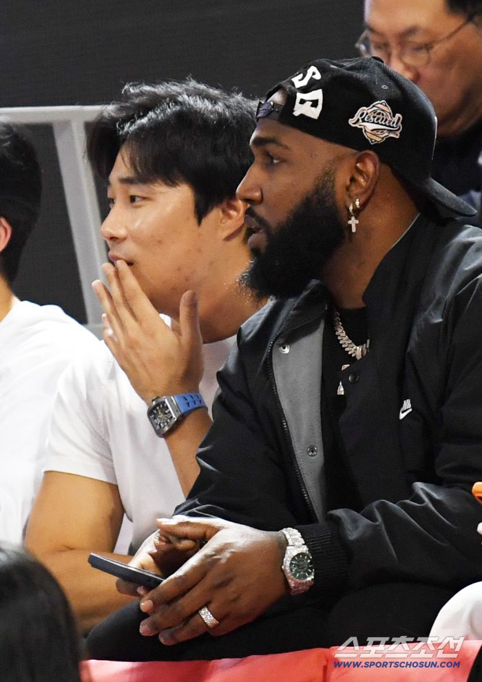 4일 잠실학생체육관에서 열린 프로농구 서울 SK와 부산 KCC의 경기. 메이저리그 애틀랜타 브레이브스 김하성이 팀 동료 마르셀 오주나와 농구를 즐기고 있다. 잠실=박재만 기자 pjm@sportschosun.com/2025.11.04/