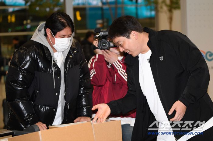 이적생 김현수를 응원하기 위해 마스크를 쓰고 공항을 찾은 의리남 황재균.