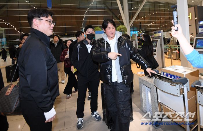 황재균이 준비한 간식 선물에 감동한 장성우.