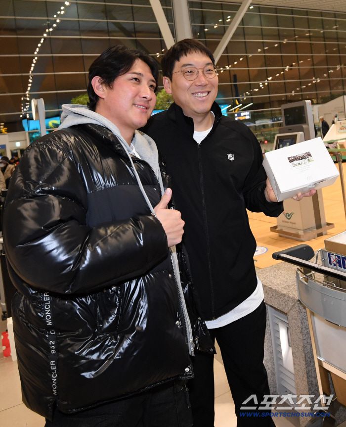 은퇴는 했지만 영원한 동료로 남은 황재균과 이적생 김현수가 다정하게 포즈를 취했다.