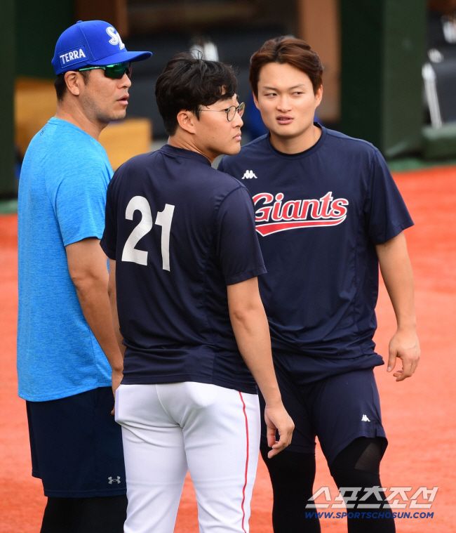 삼성 강민호가 경기 전 롯데 선수들과 이야기를 나누고 있는 장면. 스포츠조선DB