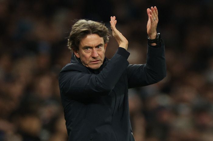 Tottenham Hotspur's Danish head coach Thomas Frank gestures on the touchline during the UEFA Champions League football league stage match between Tottenham Hotspur and Borussia Dortmund at the Tottenham Hotspur Stadium in London, on January 20, 2026. (Photo by Adrian Dennis / AFP)        <저작권자(c) 연합뉴스, 무단 전재-재배포, AI 학습 및 활용 금지>