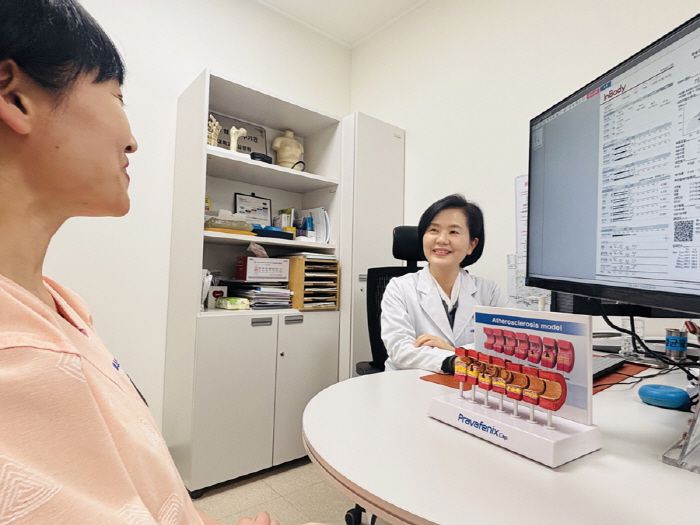 ◇검진 내용에 대해 설명하고 있는 한림대성심병원 웰니스건강증진센터 가정의학과 박경희 교수.