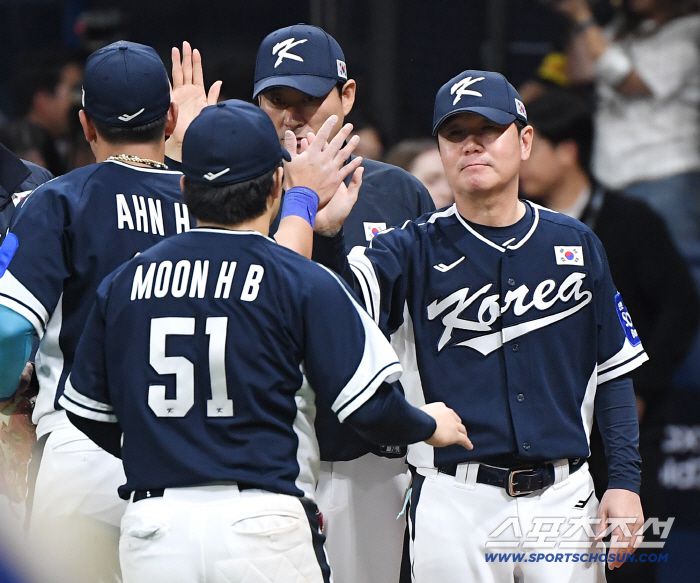 9일 서울 고척스카이돔에서 열린 한국과 체코의 야구대표팀 평가전에서 한국이 11대1로 승리했다. 문현빈과 하이파이브하는 류지현 감독의 모습. 고척=정재근 기자 cjg@sportschosun.com/2025.11.9/