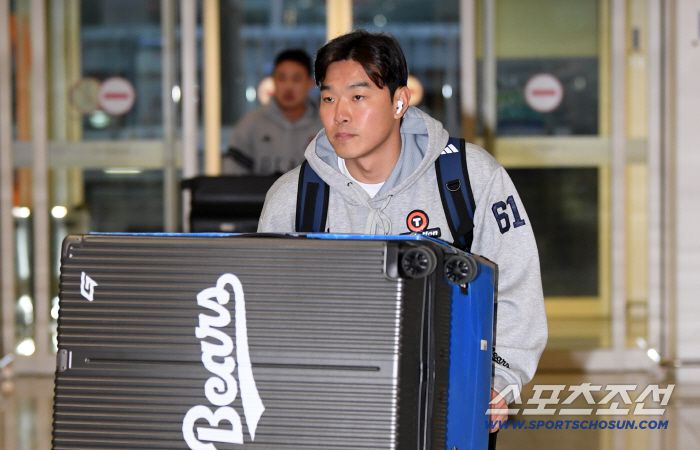 두산 베어스 선수단이 18일 인천국제공항을 통해 스프링캠프가 열리는 호주로 출국했다. 최원준이 출국장으로 향하고 있다. 인천공항=박재만 기자 pjm@sportschosun.com/2026.01.18/