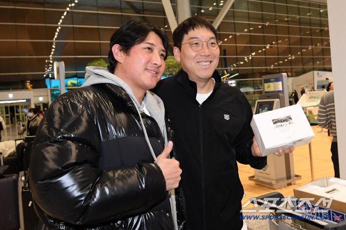 KT 위즈 선수단이 21일 인천국제공항을 통해 스프링캠프가 열리는 호주로 출국했다. 황재균, 김현수가 포즈를 취하고 있다. 인천공항=박재만 기자 pjm@sportschosun.com/2026.01.21/