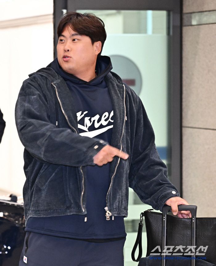 입국장을 나서고 있는 류현진.