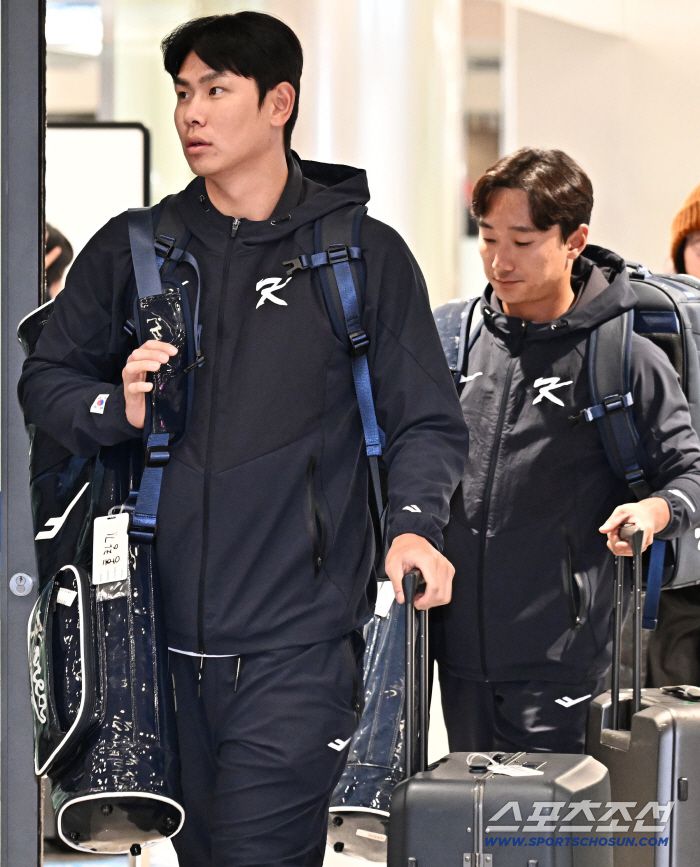 20일 오후 야구국가대표팀 선수들이 인천공항 제1터미널을 통해 귀국했다. 입국장을 나서고 있는 홍창기, 신민재. 인천공항=송정헌 기자songs@sportschosun.com/2026.01.20/