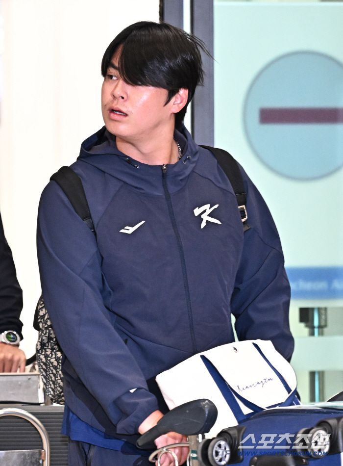 20일 오후 야구국가대표팀 선수들이 인천공항 제1터미널을 통해 귀국했다. 입국장을 나서고 있는 노시환. 인천공항=송정헌 기자songs@sportschosun.com/2026.01.20/