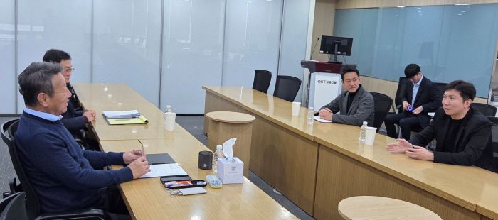최윤 OK금융그룹 회장(왼쪽)과 유승민 대한체육회장이 20일 K-스포츠의 해 , 학교체육 활성화, 스포츠 생태계 선순환, 스포츠계 지원 등  스포츠 전반에 대한 이야기를 나누고 있다. 사진제공=OK금융그룹