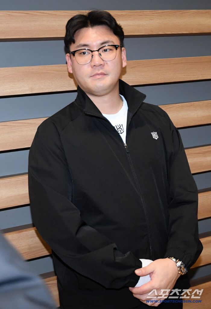 KT 위즈 선수단이 21일 인천국제공항을 통해 스프링캠프가 열리는 호주로 출국했다. 장성우가 인터뷰를 하고 있다. 인천공항=박재만 기자 pjm@sportschosun.com/2026.01.21/