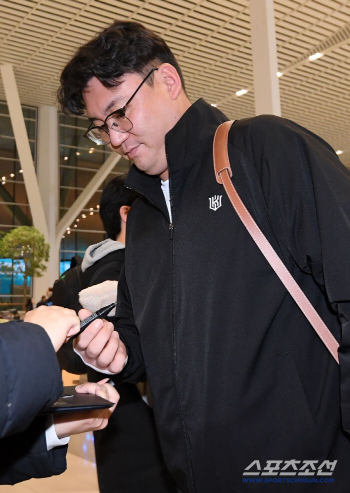 KT 위즈 선수단이 21일 인천국제공항을 통해 스프링캠프가 열리는 호주로 출국했다. 장성우가 출국 전 사인을 해주고 있다. 인천공항=박재만 기자 pjm@sportschosun.com/2026.01.21/