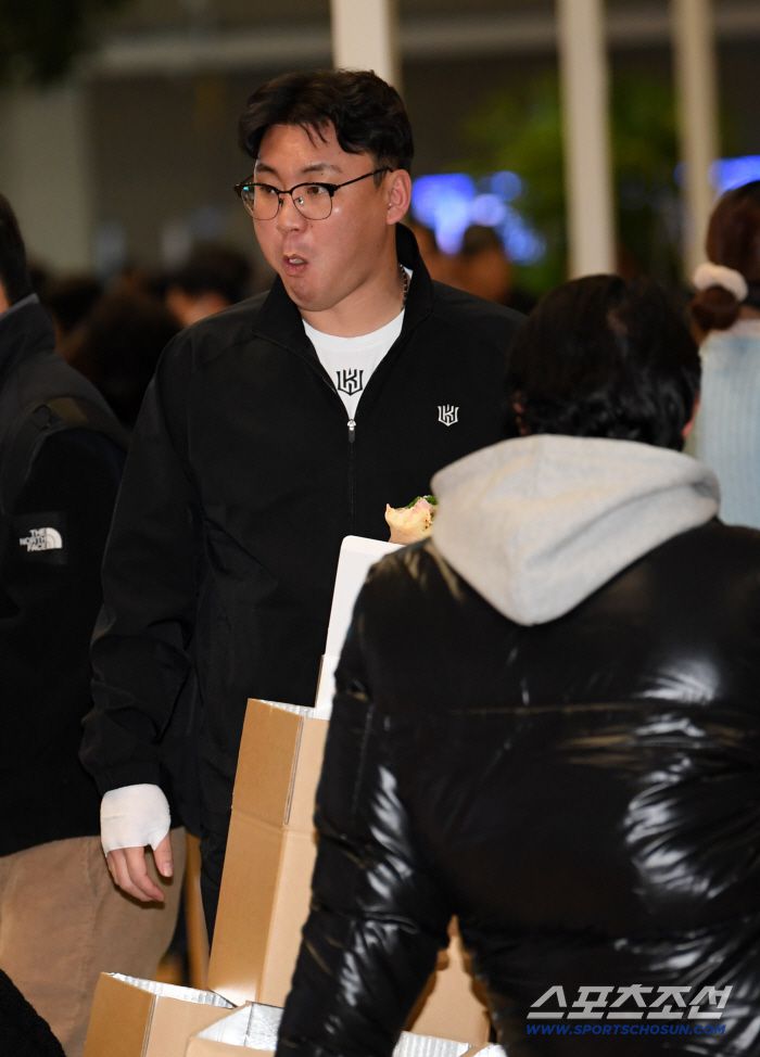 KT 위즈 선수단이 21일 인천국제공항을 통해 스프링캠프가 열리는 호주로 출국했다. 장성우가 출국장으로 향하고 있다. 인천공항=박재만 기자 pjm@sportschosun.com/2026.01.21/