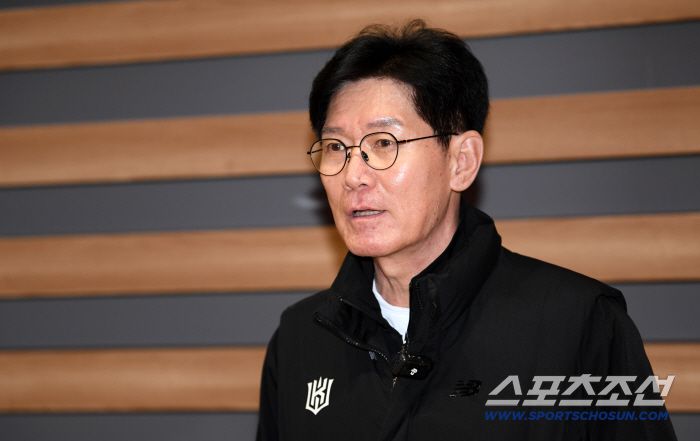 KT 위즈 선수단이 21일 인천국제공항을 통해 스프링캠프가 열리는 호주로 출국했다. 이강철 감독이 인터뷰를 하고 있다. 인천공항=박재만 기자 pjm@sportschosun.com/2026.01.21/