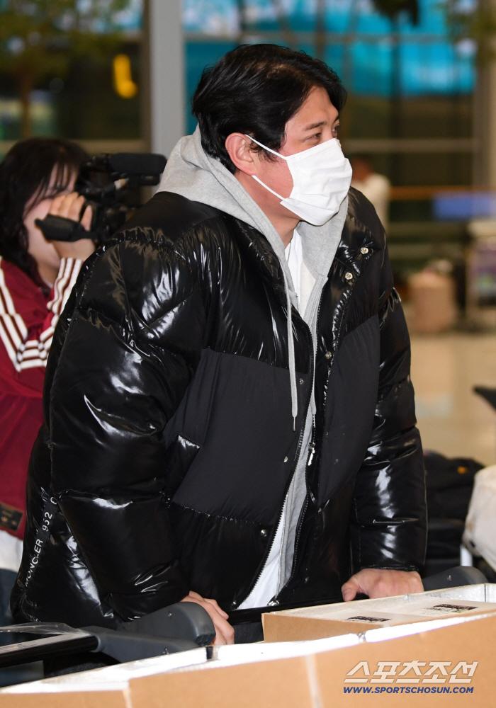 KT 위즈 선수단이 21일 인천국제공항을 통해 스프링캠프가 열리는 호주로 출국했다. 황재균이 깜짝 방문해 선수들과 인사를 나누고 있다. 인천공항=박재만 기자 pjm@sportschosun.com/2026.01.21/