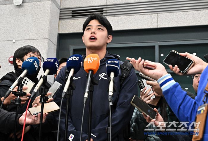 20일 오후 야구국가대표팀 선수들이 인천공항 제1터미널을 통해 귀국했다. 인터뷰 하고 있는 문동주. 인천공항=송정헌 기자songs@sportschosun.com/2026.01.20/