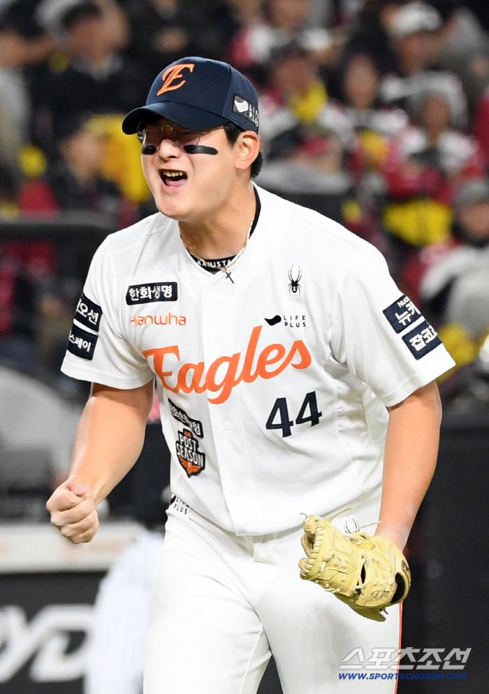 30일 대전 한화생명볼파크에서 열린 한국시리즈 4차전 한화 이글스와 LG 트윈스의 경기. 8회초 2사 1,2루 LG 오스틴을 뜬공 처리한 한화 마무리 김서현이 포효하고 있다. 대전=박재만 기자 pjm@sportschosun.com/2025.10.30/